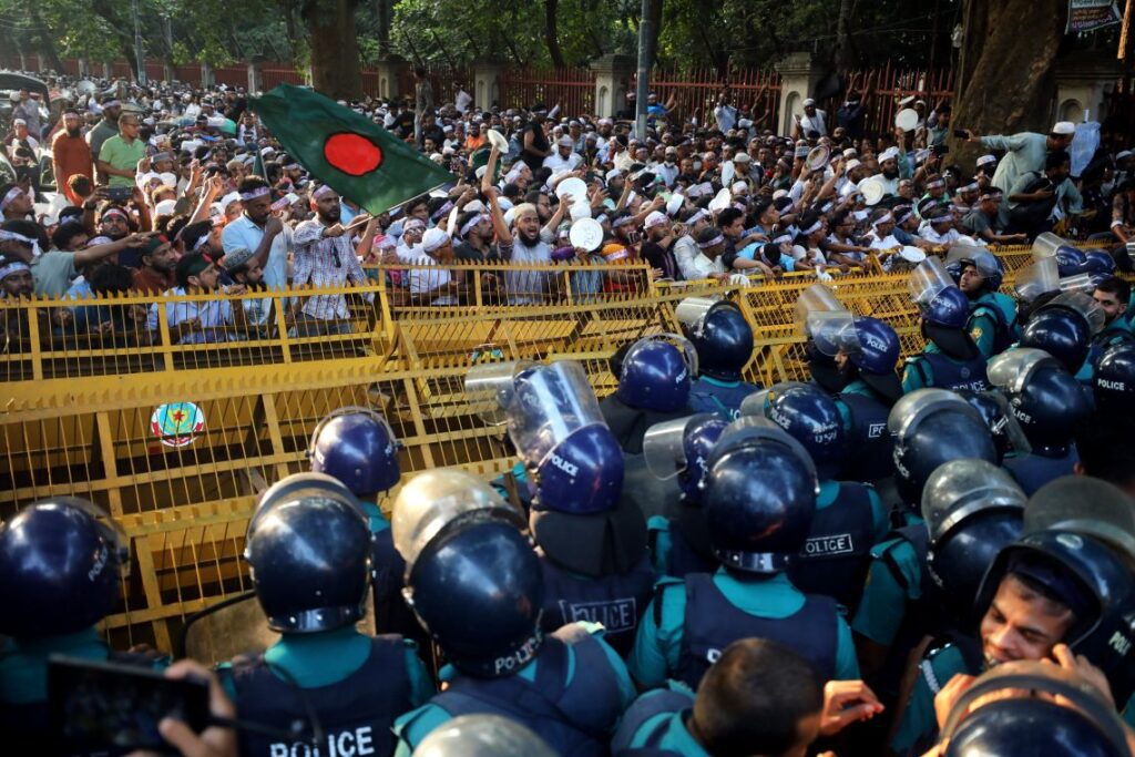 Police intercept demonstrators in dhaka 1140x760.jpg